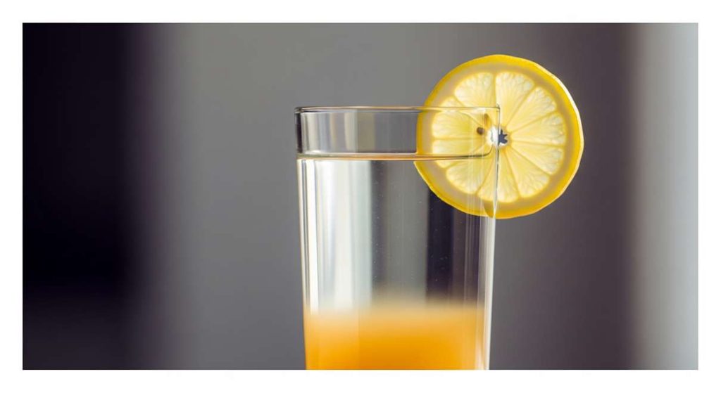 لیوان آب و سرکه سیب با لیمو