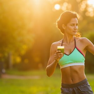 تصویر فردی با شکم صاف در حال ورزش و تغذیه سالم برای کاهش سایز شکم