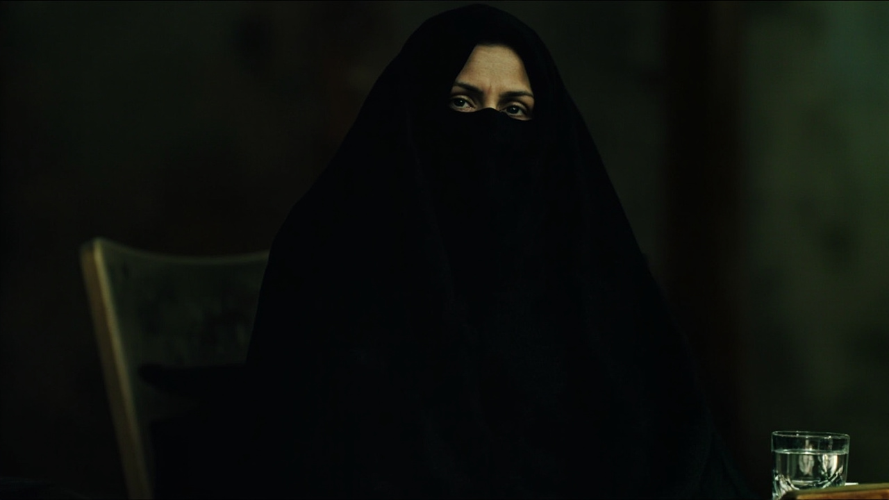 زن ایرانی با حس خستگی و نگرانی از عوارض رژیم فستینگ