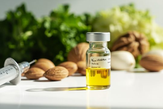 آمپول نوروبیون، سرنگ و مواد غذایی حاوی ویتامین B برای تقویت اعصاب