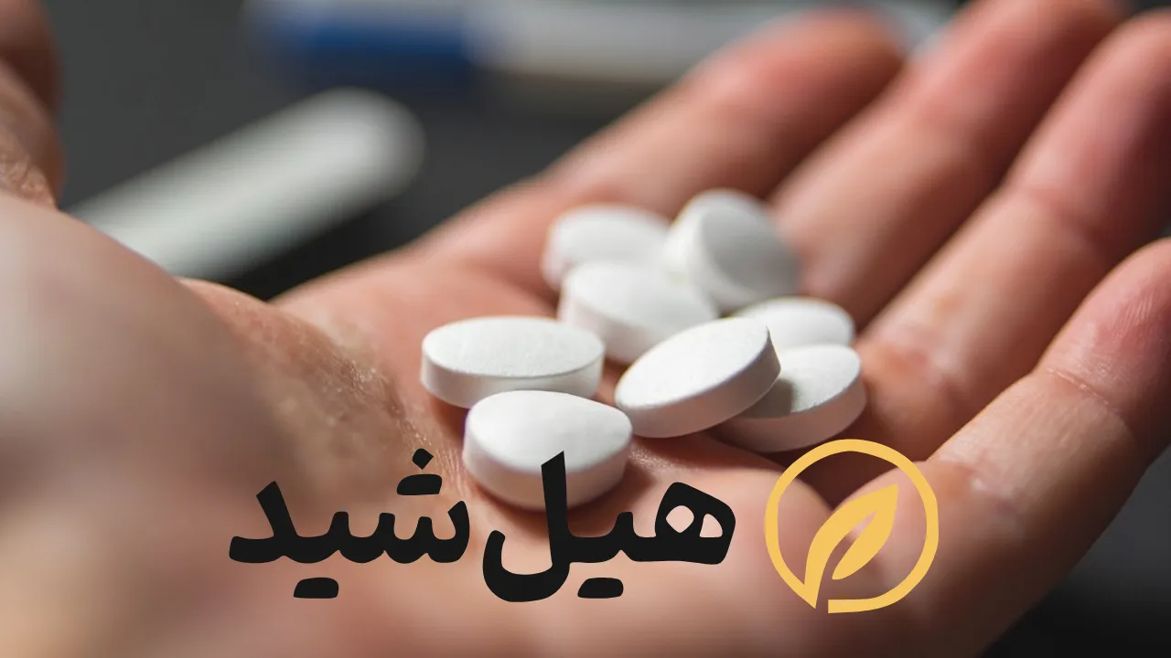 دانه های سیاه دانه روی سطح چوبی، نمای نزدیک از دانه های شفابخش نایجلا ساتیوا