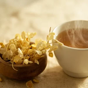 گل‌های بابونه خشک و دمنوش بابونه آرامش‌بخش