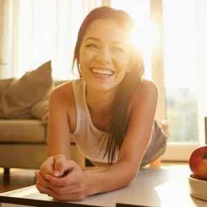 فردی با رژیم غذایی سالم و ورزش روزانه در خانه به لاغری و تناسب اندام می‌رسد