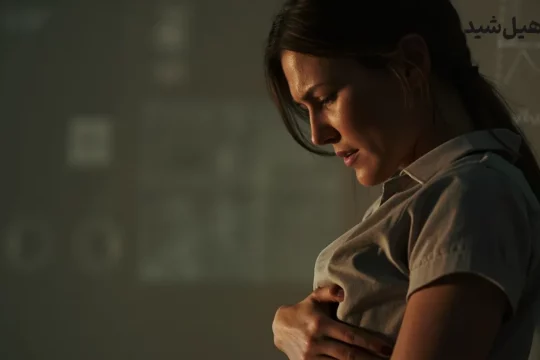 زن نگران و دست روی شکم، علائم کبد چرب در زنان، سلامت کبد