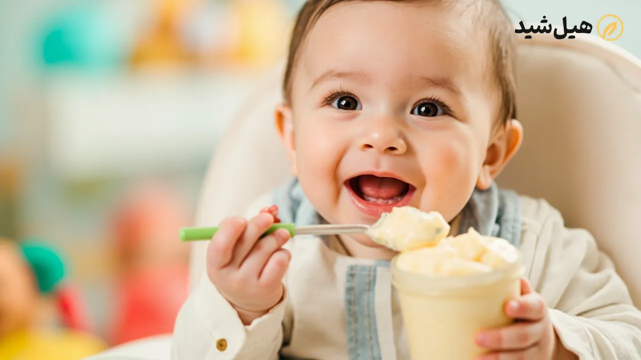 نوزاد شاد و سالم در حال خوردن حریره بادام