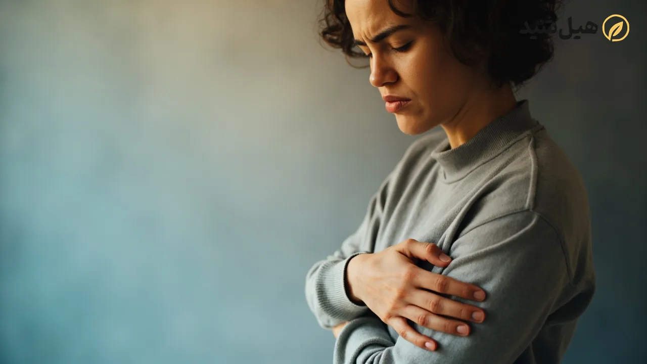 فردی با حالت تهوع و دست روی شکم