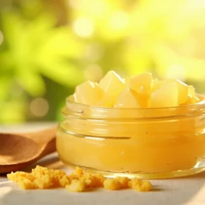 ژل رویال خام و طبیعی در ظرف شیشه‌ای با قاشق چوبی