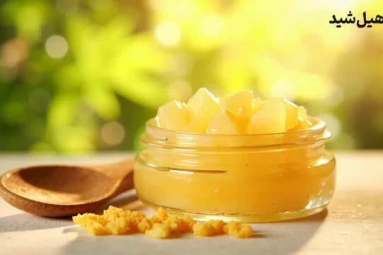 ژل رویال خام و طبیعی در ظرف شیشه‌ای با قاشق چوبی