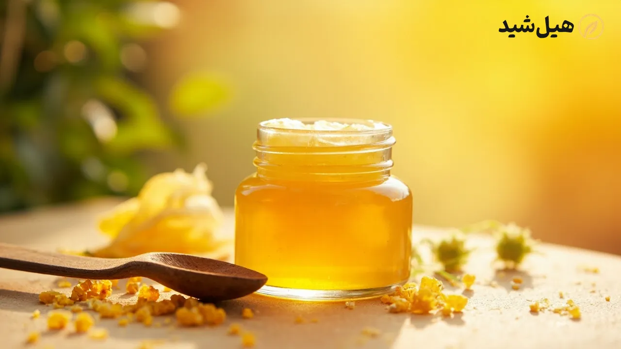 ژل رویال خام و طبیعی در ظرف شیشه‌ای با قاشق چوبی