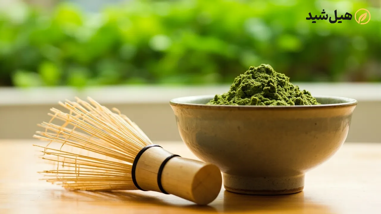 پودر چای ماچا سبز، همزن چوبی بامبو و برگ‌های چای تازه