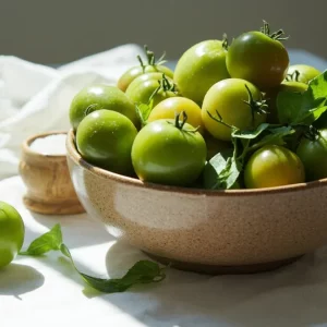 کاسه گوجه سبز تازه، سالم و شسته شده روی سفره