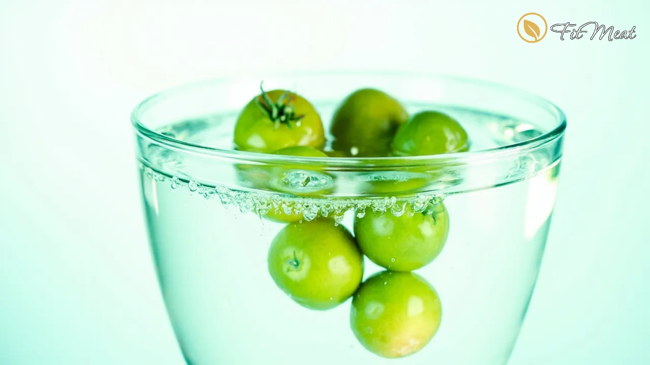 گوجه سبز در آب، نشان‌دهنده طراوت و شستشو