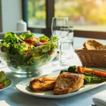 سفره شام با غذاهای سالم و متنوع شامل سالاد، ماهی گریل شده و نان سبوس‌دار